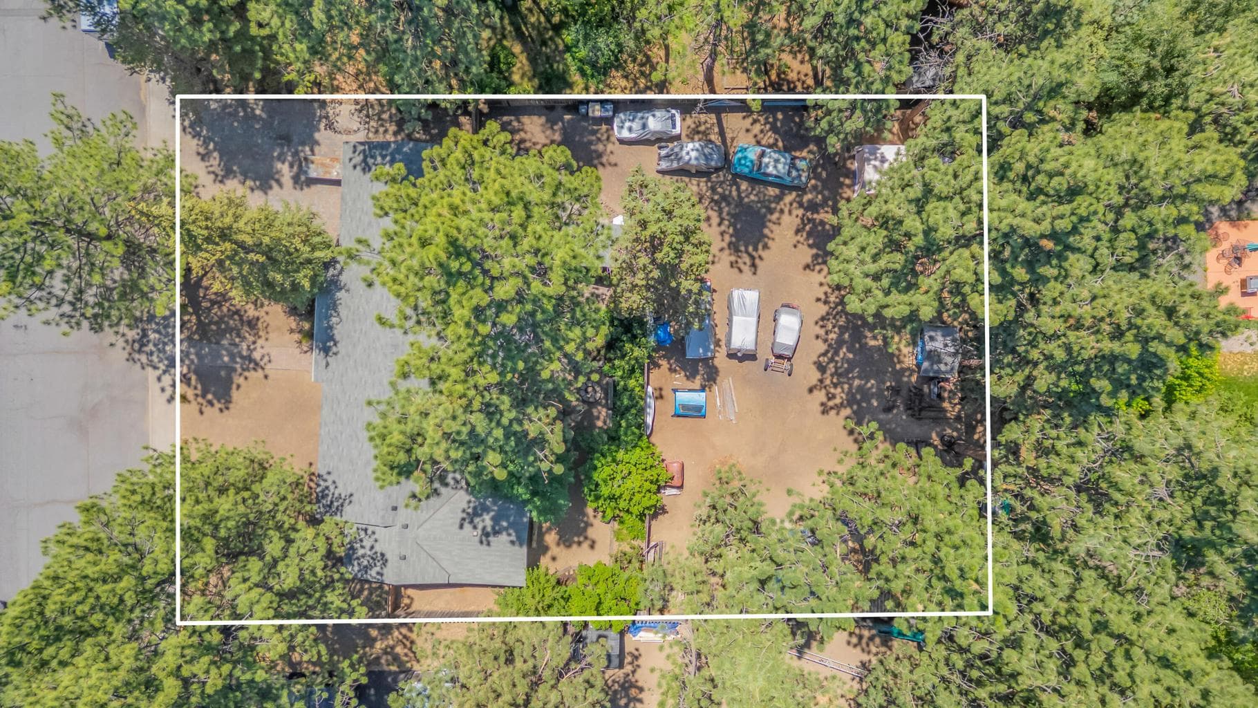 Huge lot that goes beyond the fence!