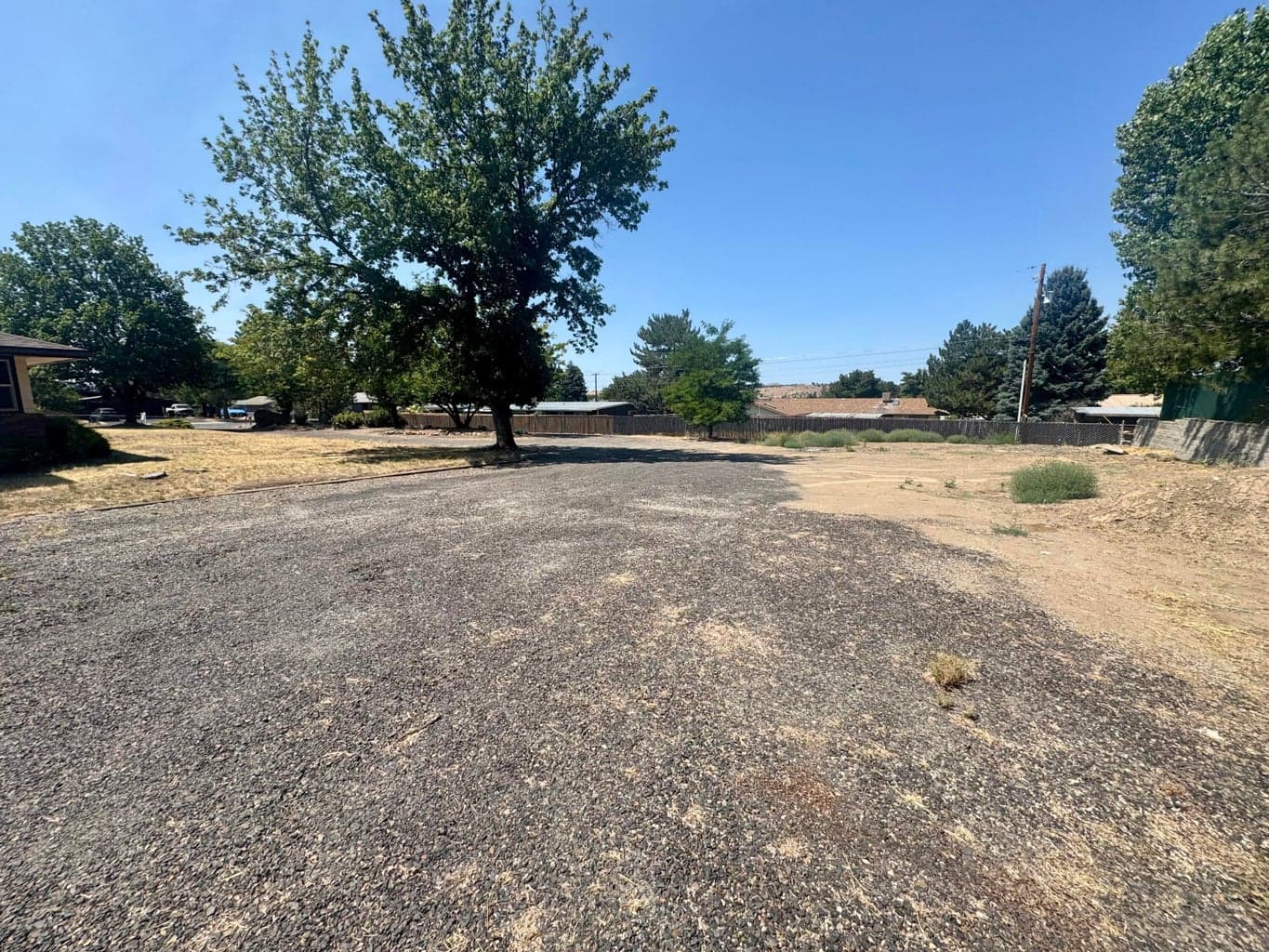 Pull around driveway with lots of extra parking