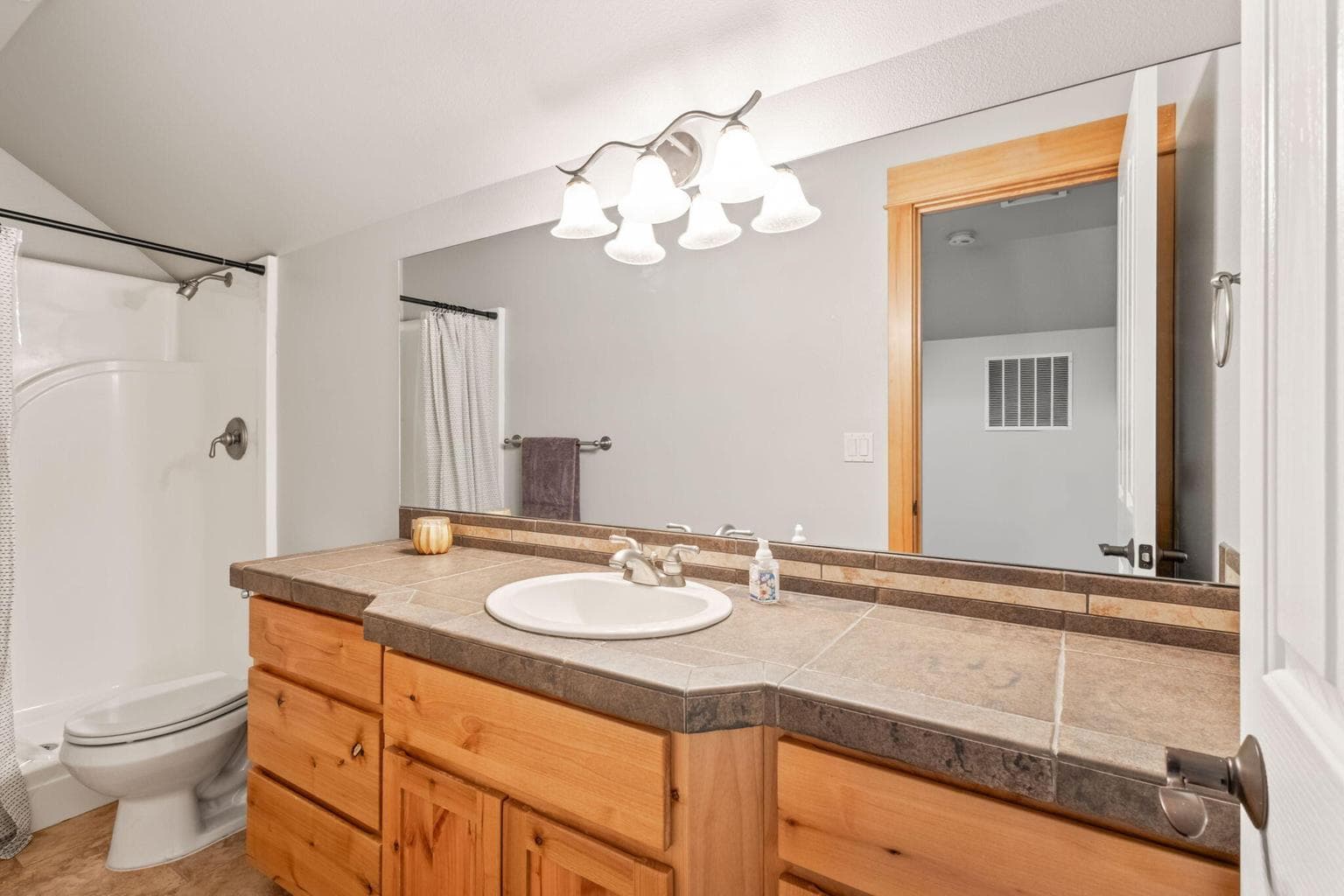 Upstairs full bathroom.
