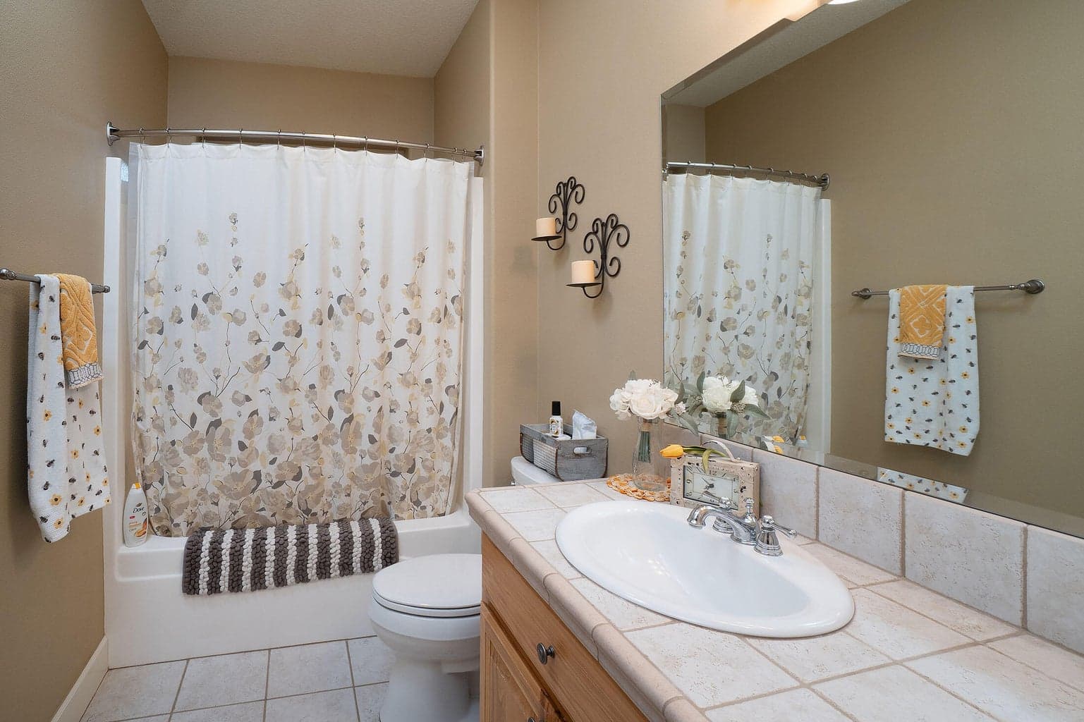 Full guest bath with shower/tub combo.