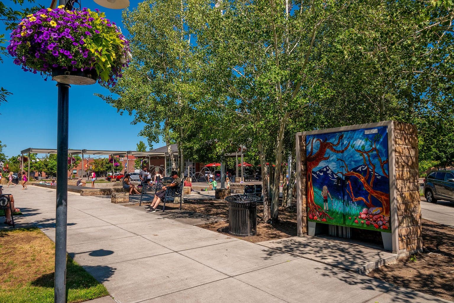 Many outdoor art pieces.