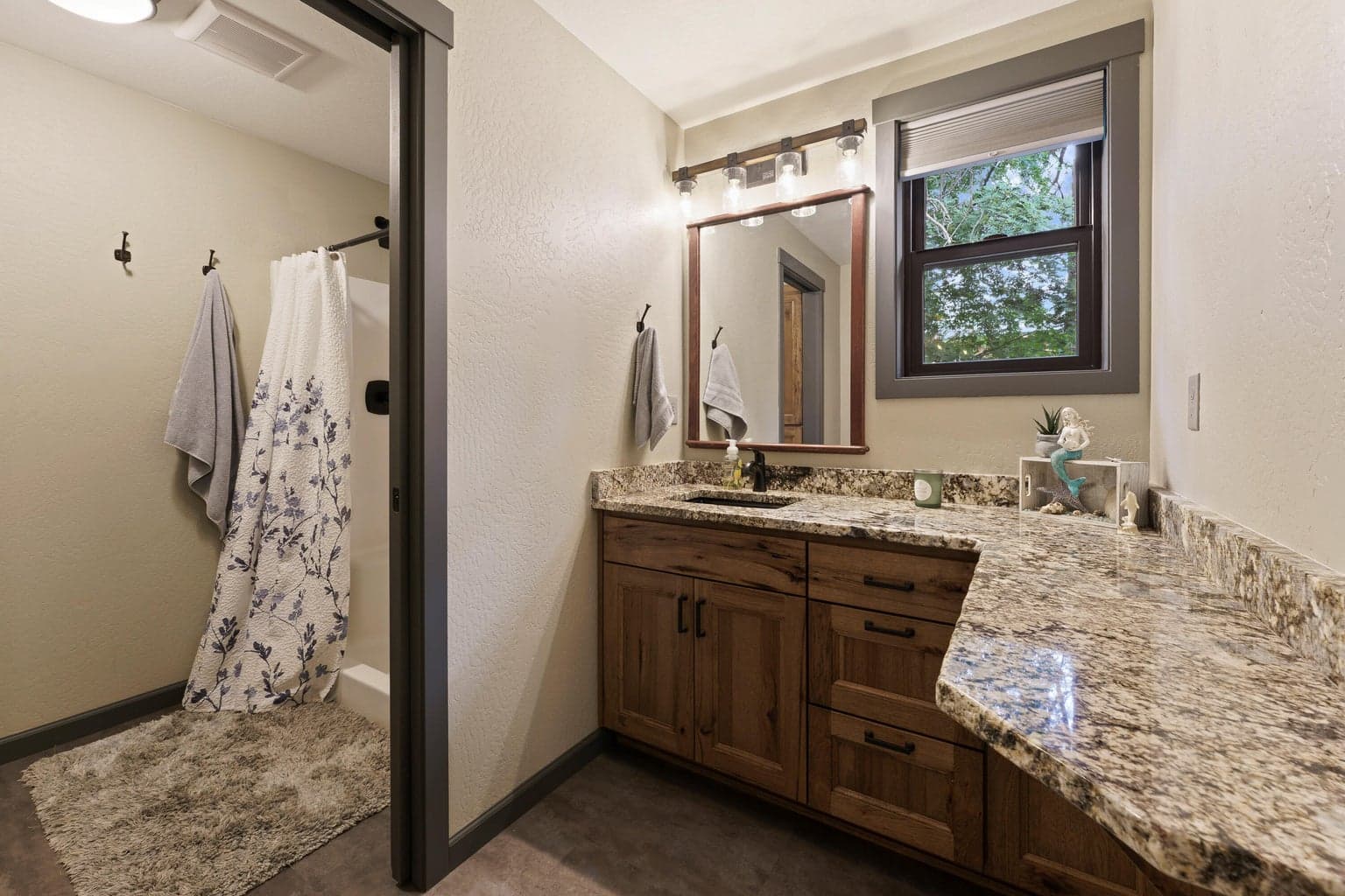 Photo of 19415 Comanche Circle 29 of 54
