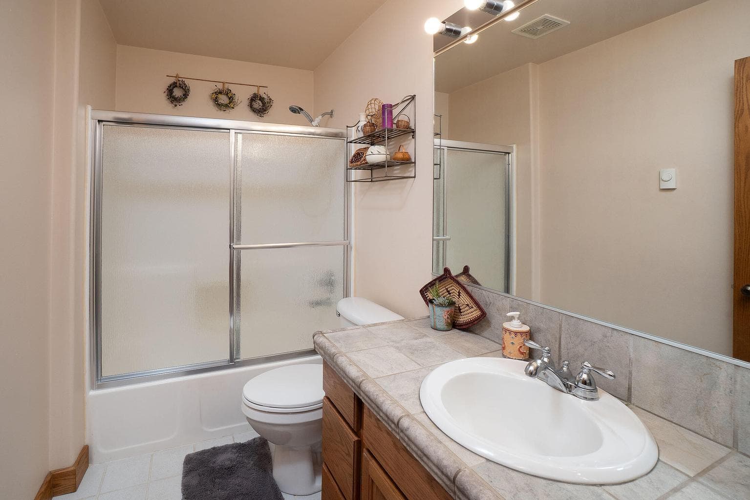 Guest bath.
