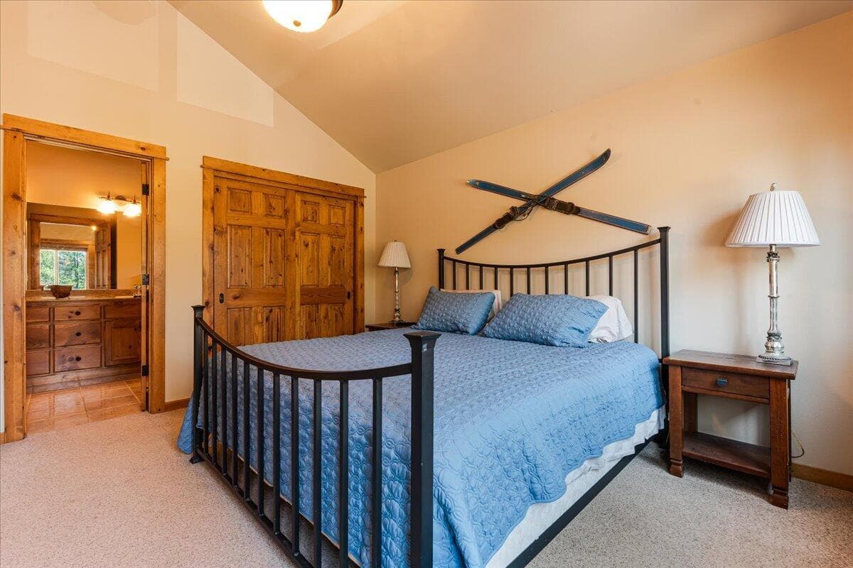 Photo of 57670 Cottonwood Lane 17 of 41