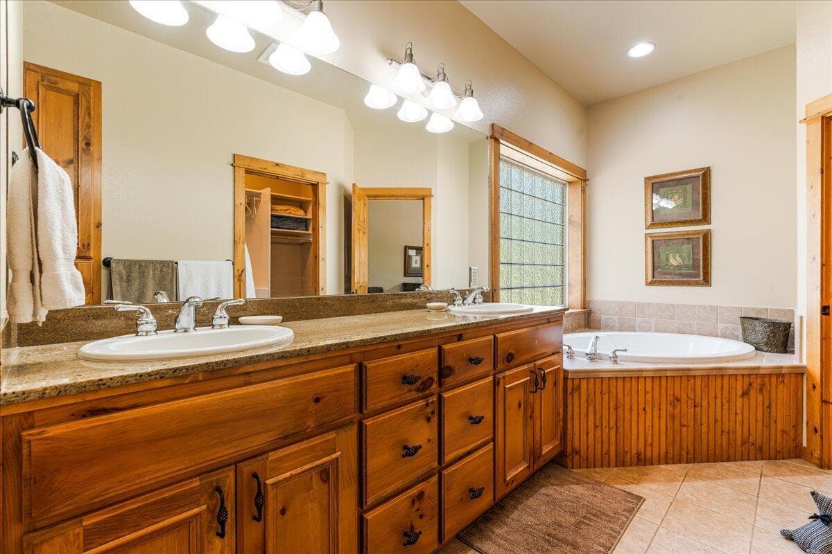 Photo of 57670 Cottonwood Lane 28 of 41