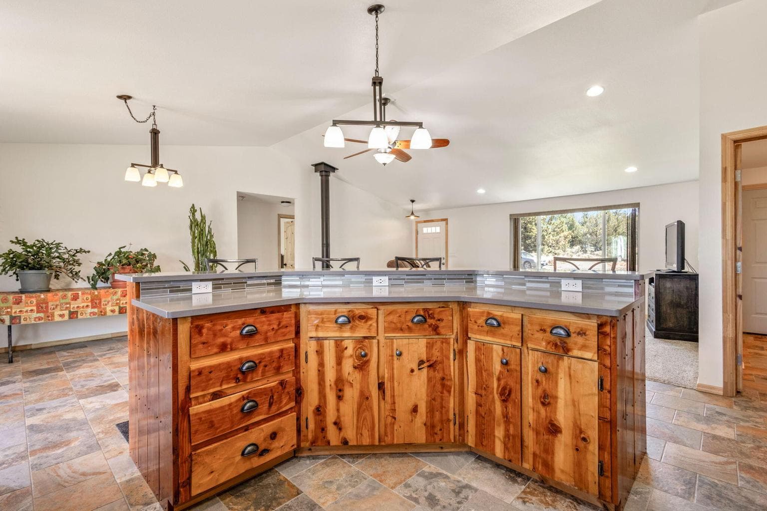 Photo of 5701 SE Thomas Road 10 of 42