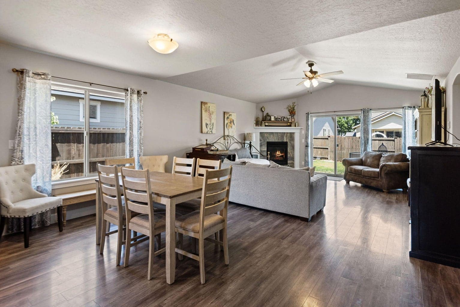 Photo of 2395 Newberry 2 of 16