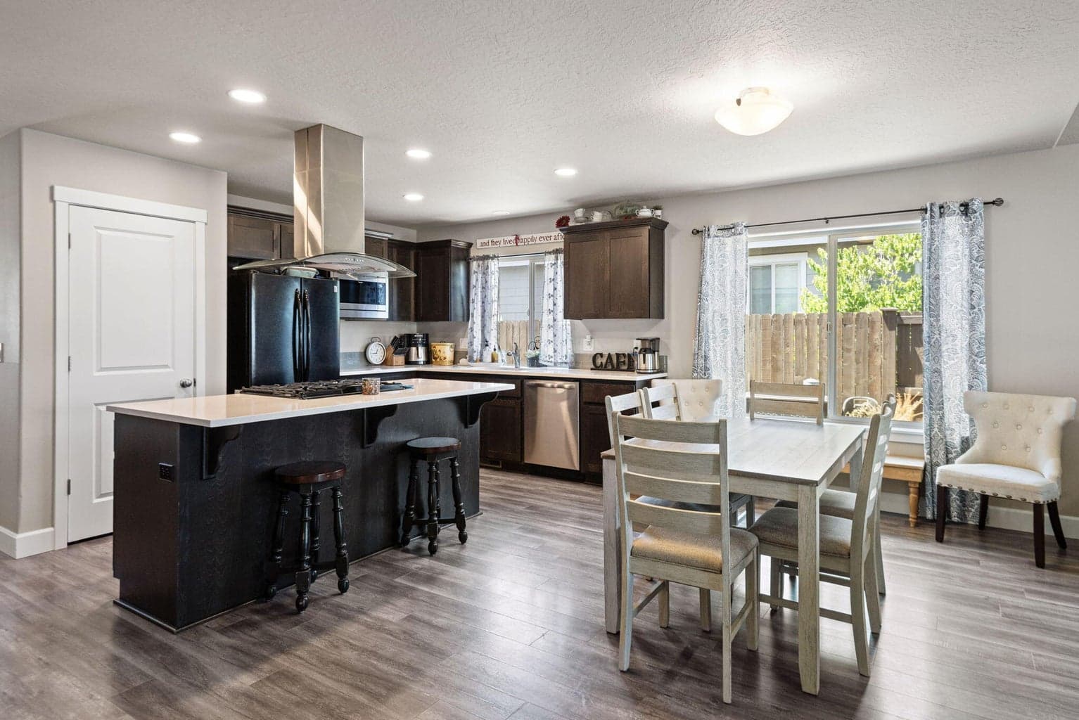Photo of 2395 Newberry 4 of 16