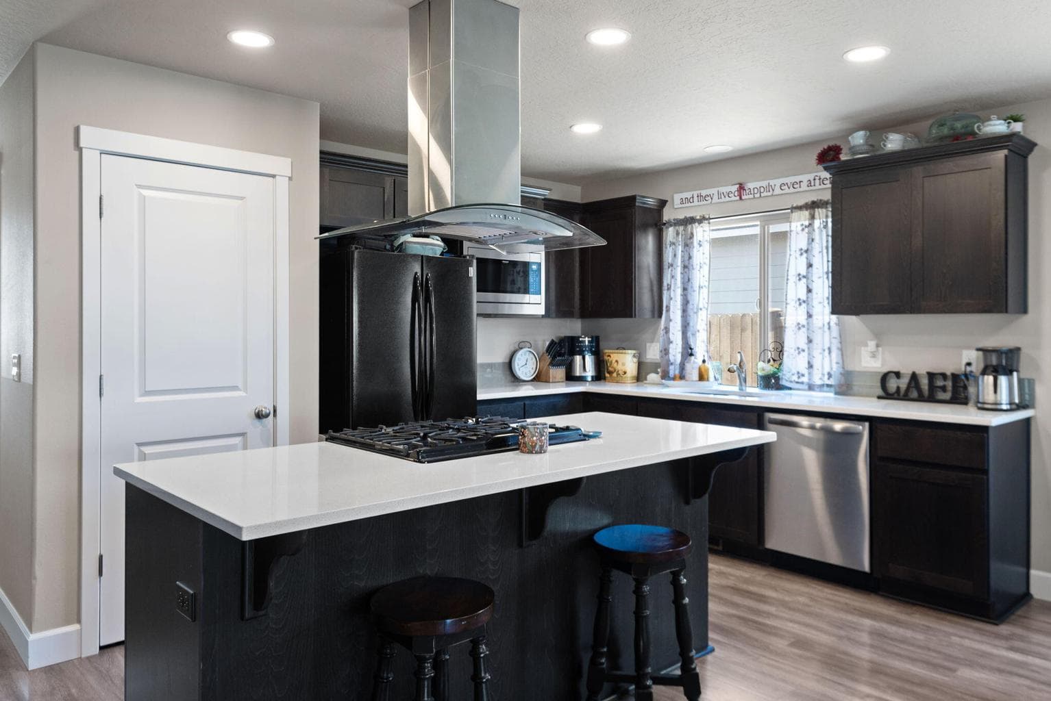 Photo of 2395 Newberry 5 of 16