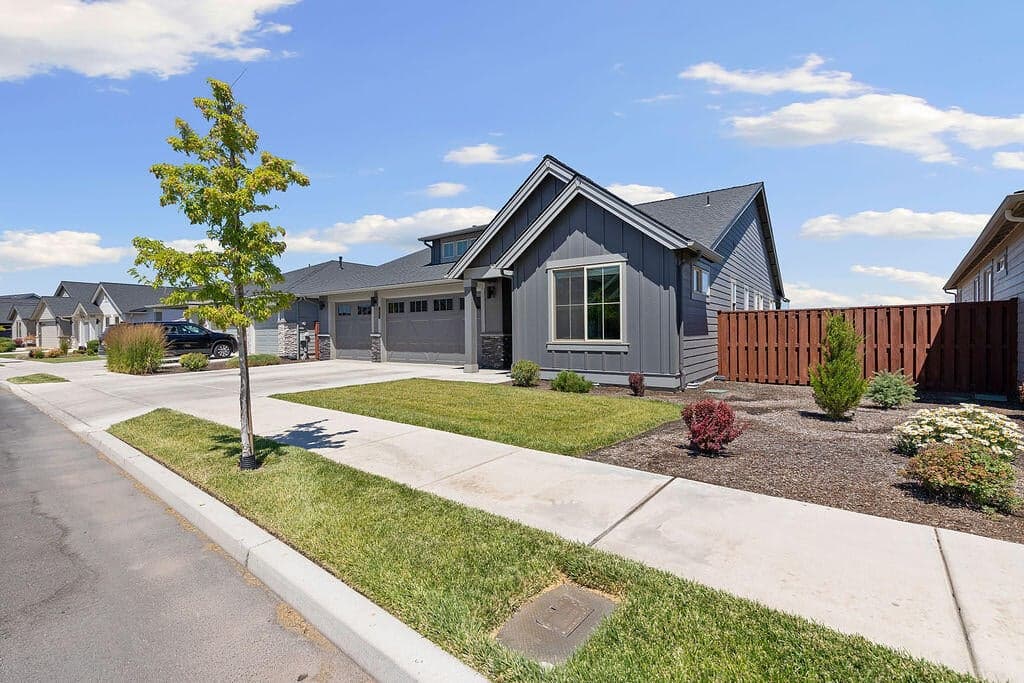 Photo of 1085 NE Henry Drive 6 of 45