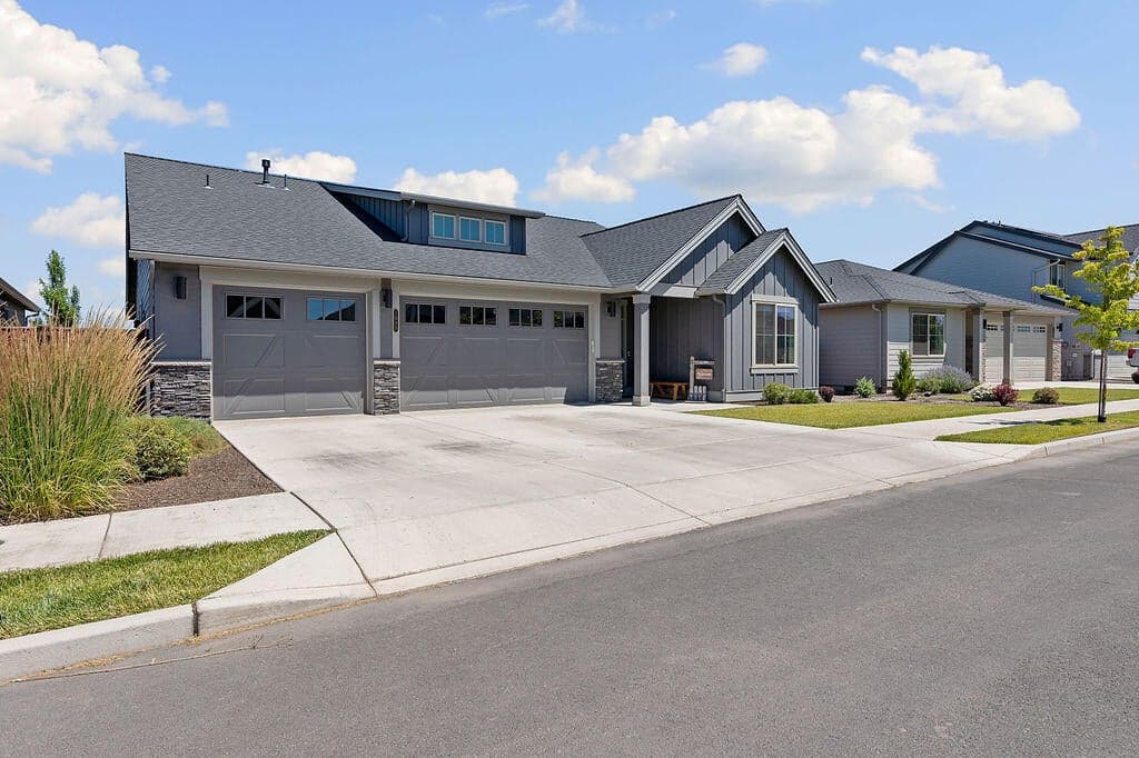 Photo of 1085 NE Henry Drive 7 of 45