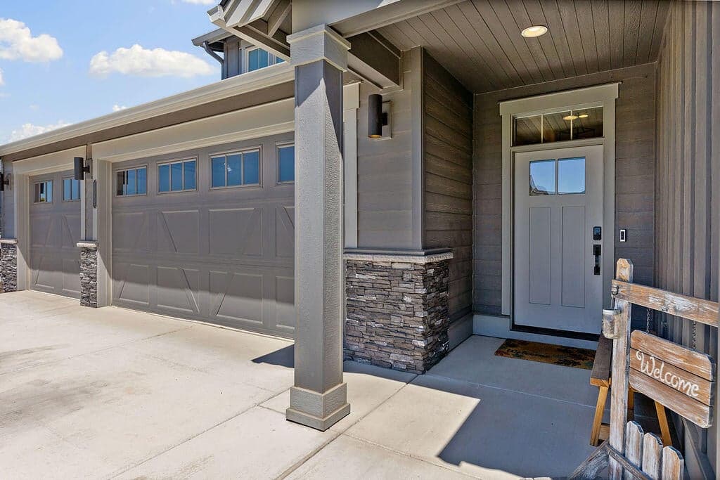 Photo of 1085 NE Henry Drive 8 of 45