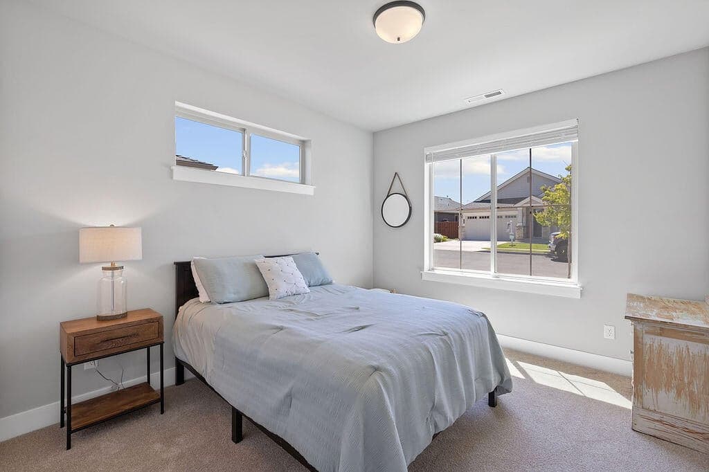 Photo of 1085 NE Henry Drive 10 of 45