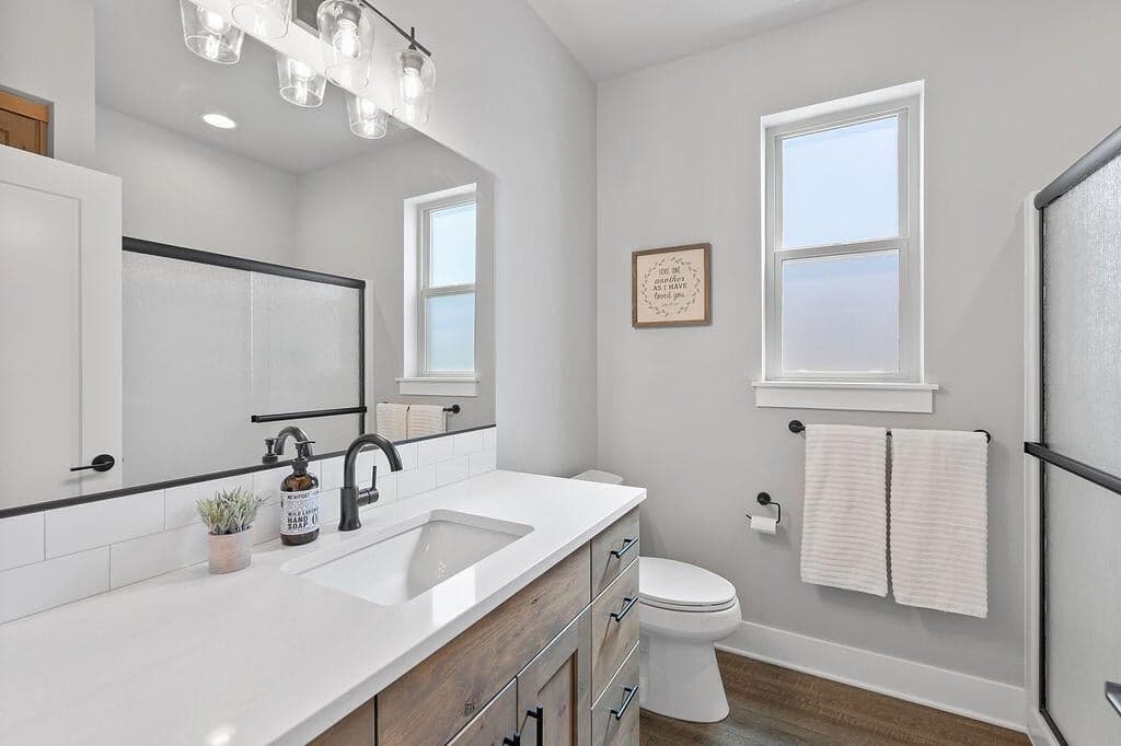 Photo of 1085 NE Henry Drive 11 of 45