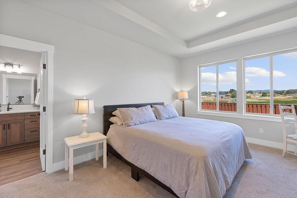 Photo of 1085 NE Henry Drive 15 of 45