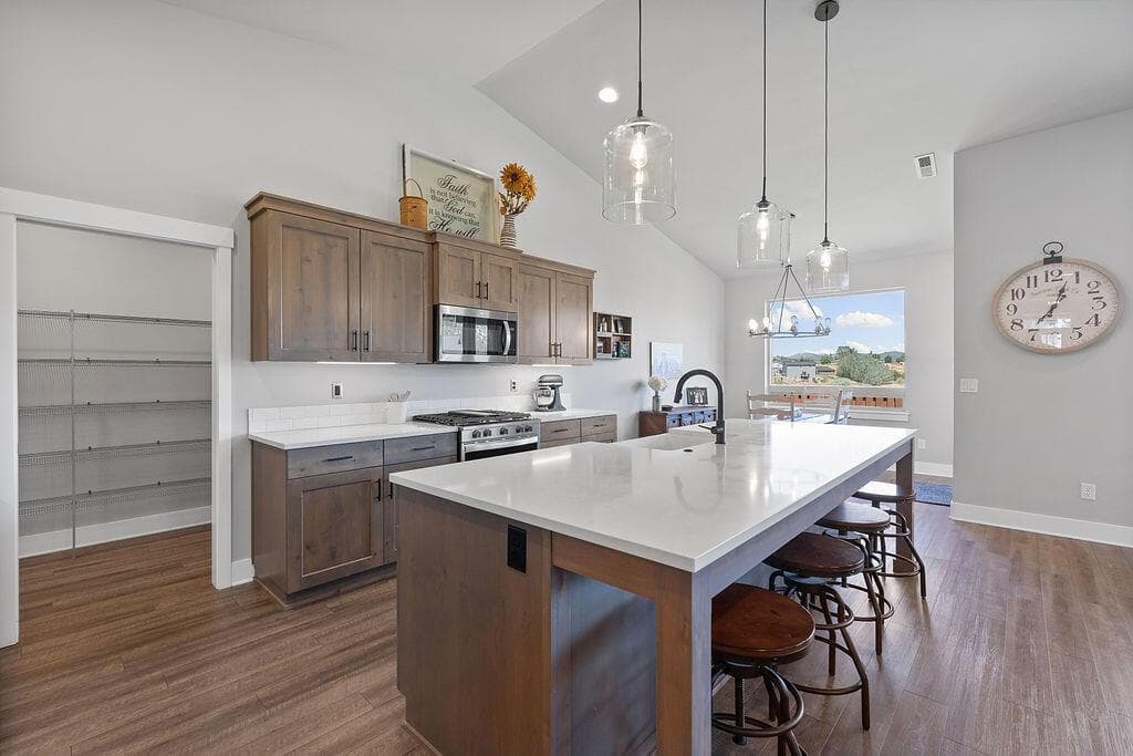 Photo of 1085 NE Henry Drive 23 of 45