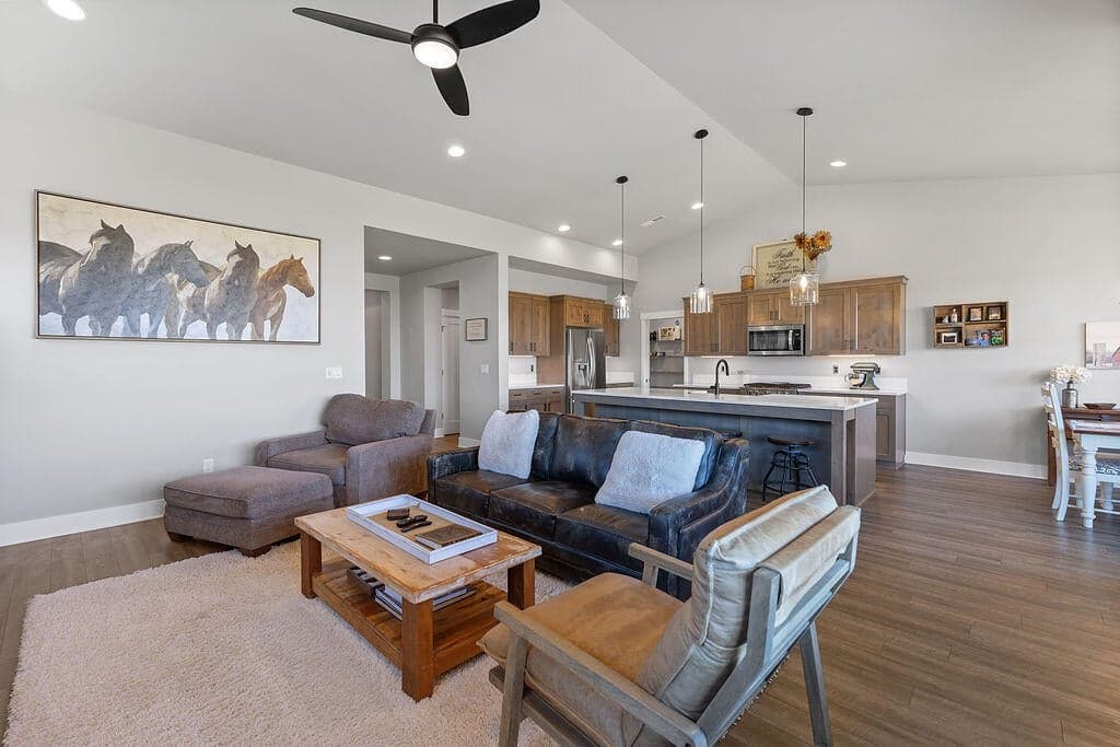 Photo of 1085 NE Henry Drive 26 of 45