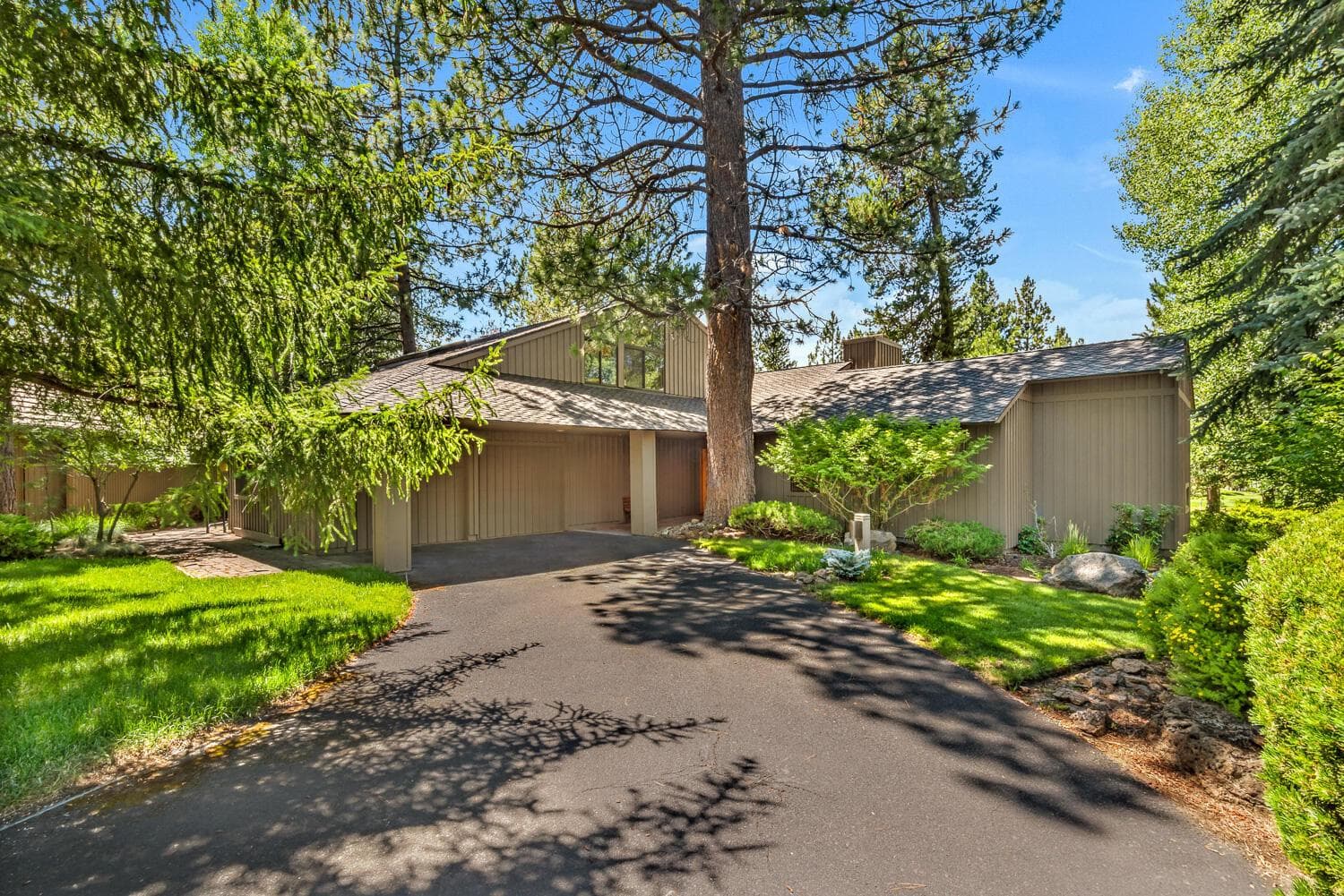 Photo of 58051 Trophy Lane 1 of 35