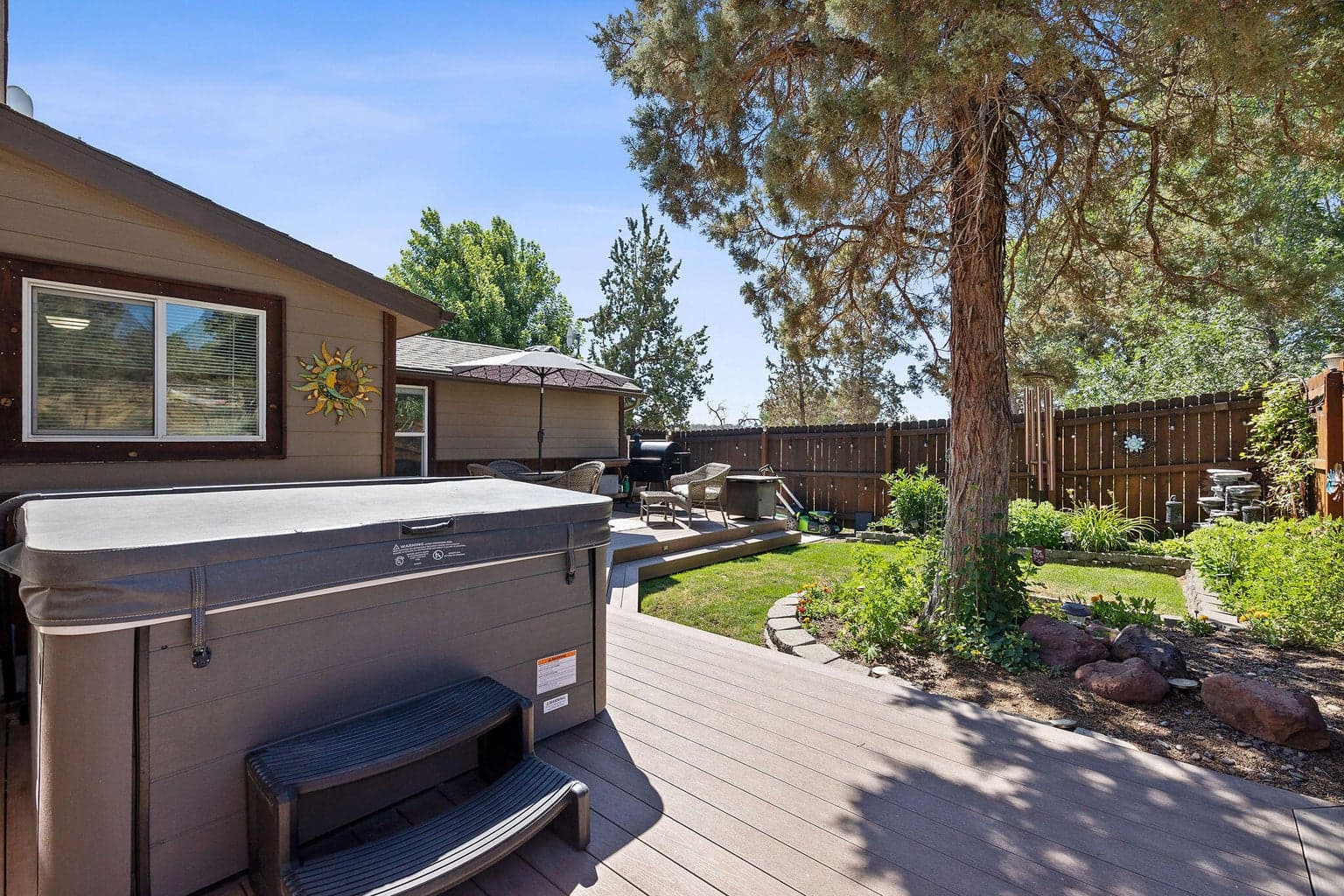 Hot Tub/Backyard