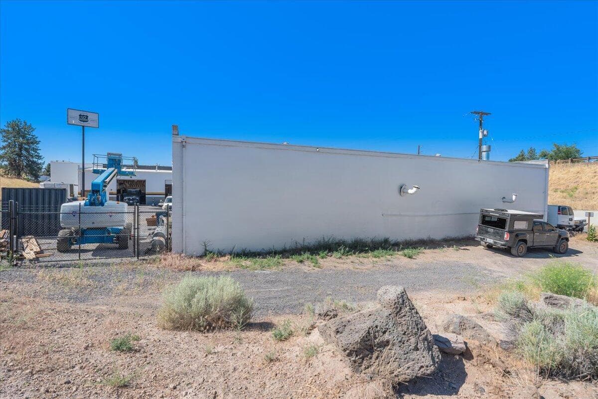 Photo of 2550 NE 2nd Street 7 of 31