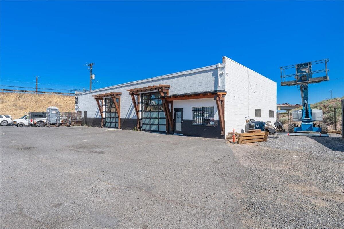 Photo of 2550 NE 2nd Street 8 of 31