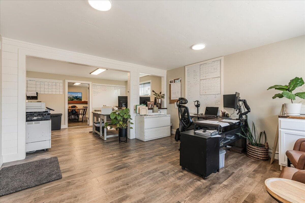 Photo of 2550 NE 2nd Street 9 of 31
