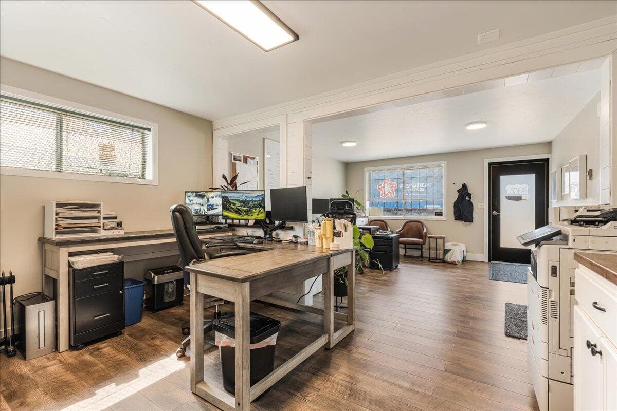 Photo of 2550 NE 2nd Street 11 of 31