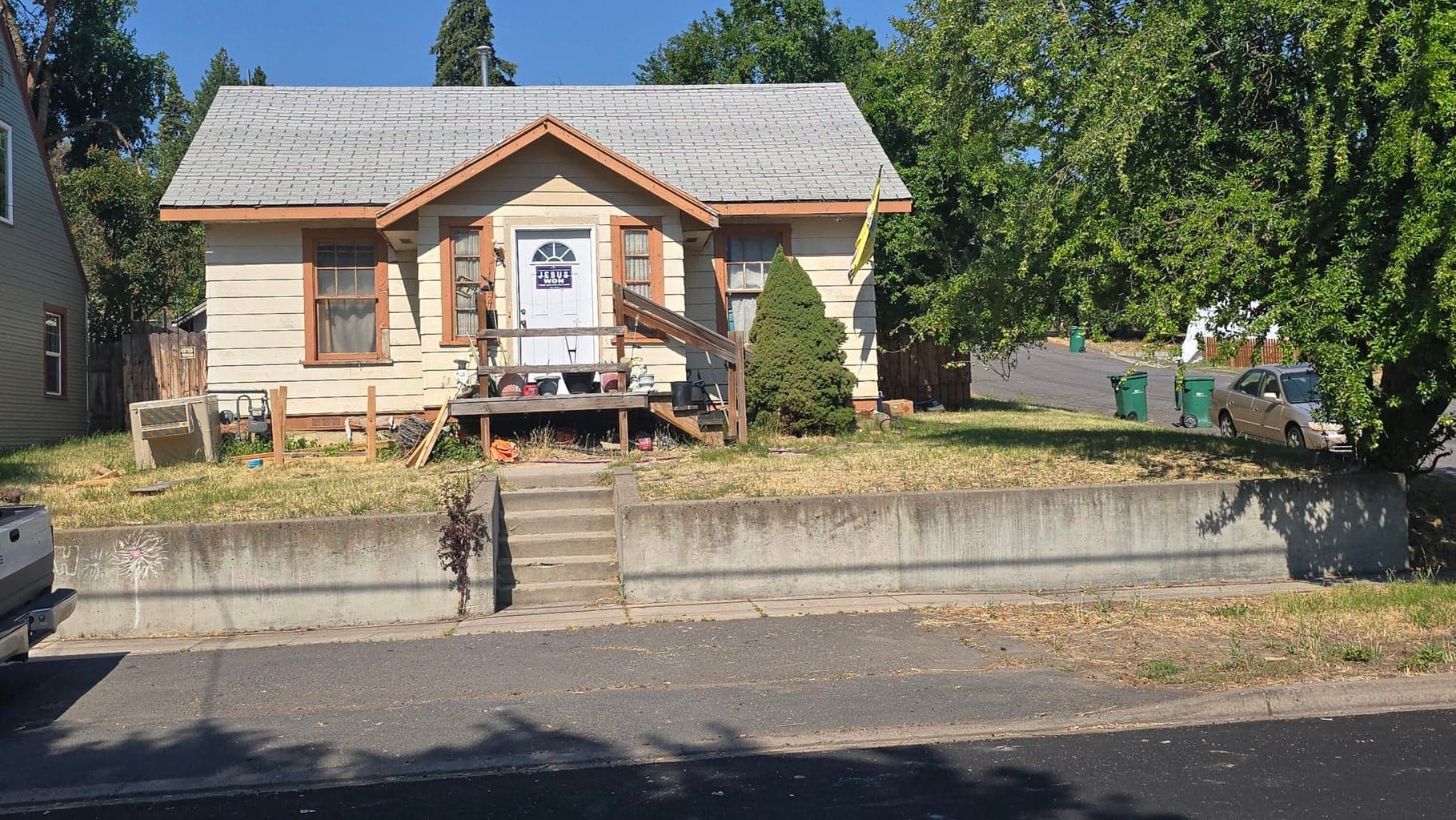 1642 Crescent