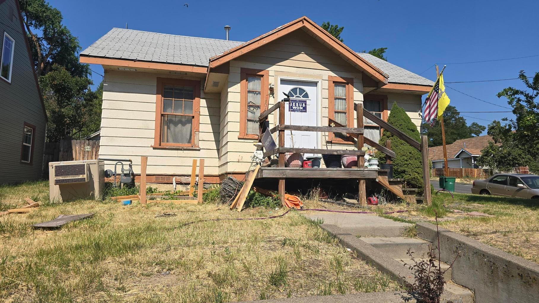 Photo of 1642 Crescent 2 of 4
