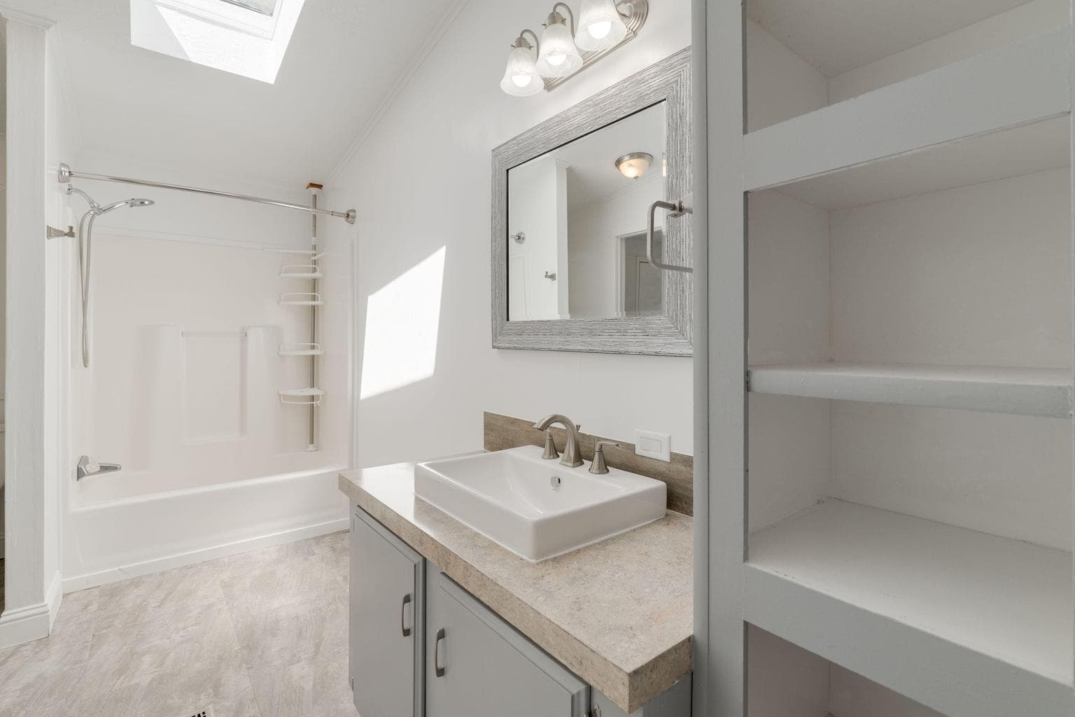 Primary en suite bath.