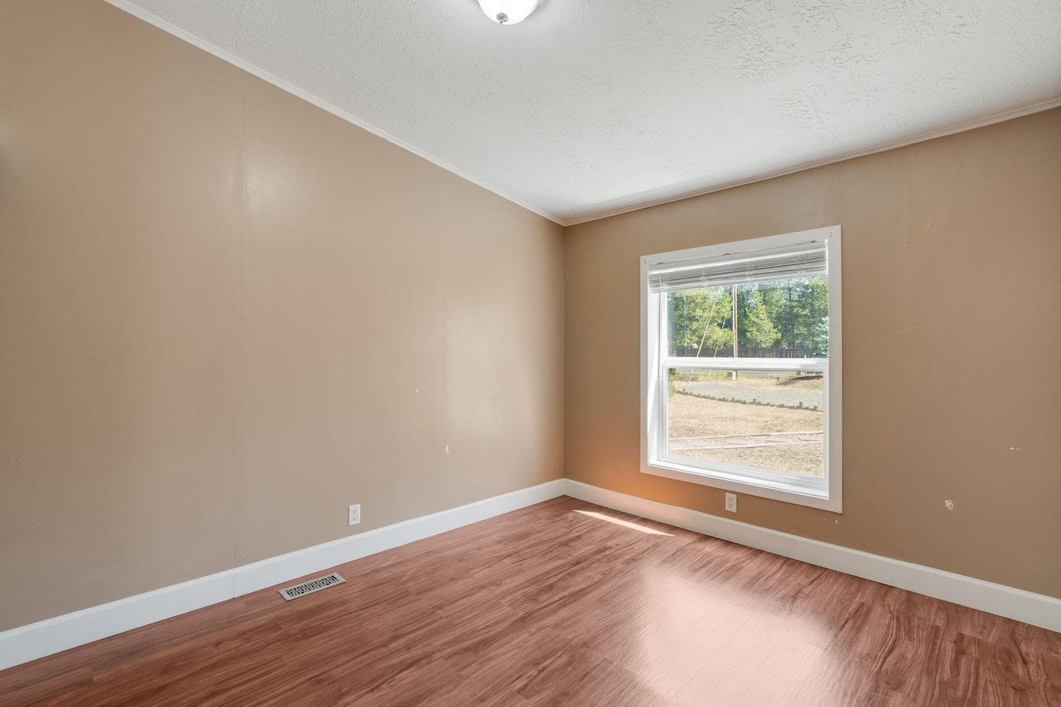 Second bedroom.