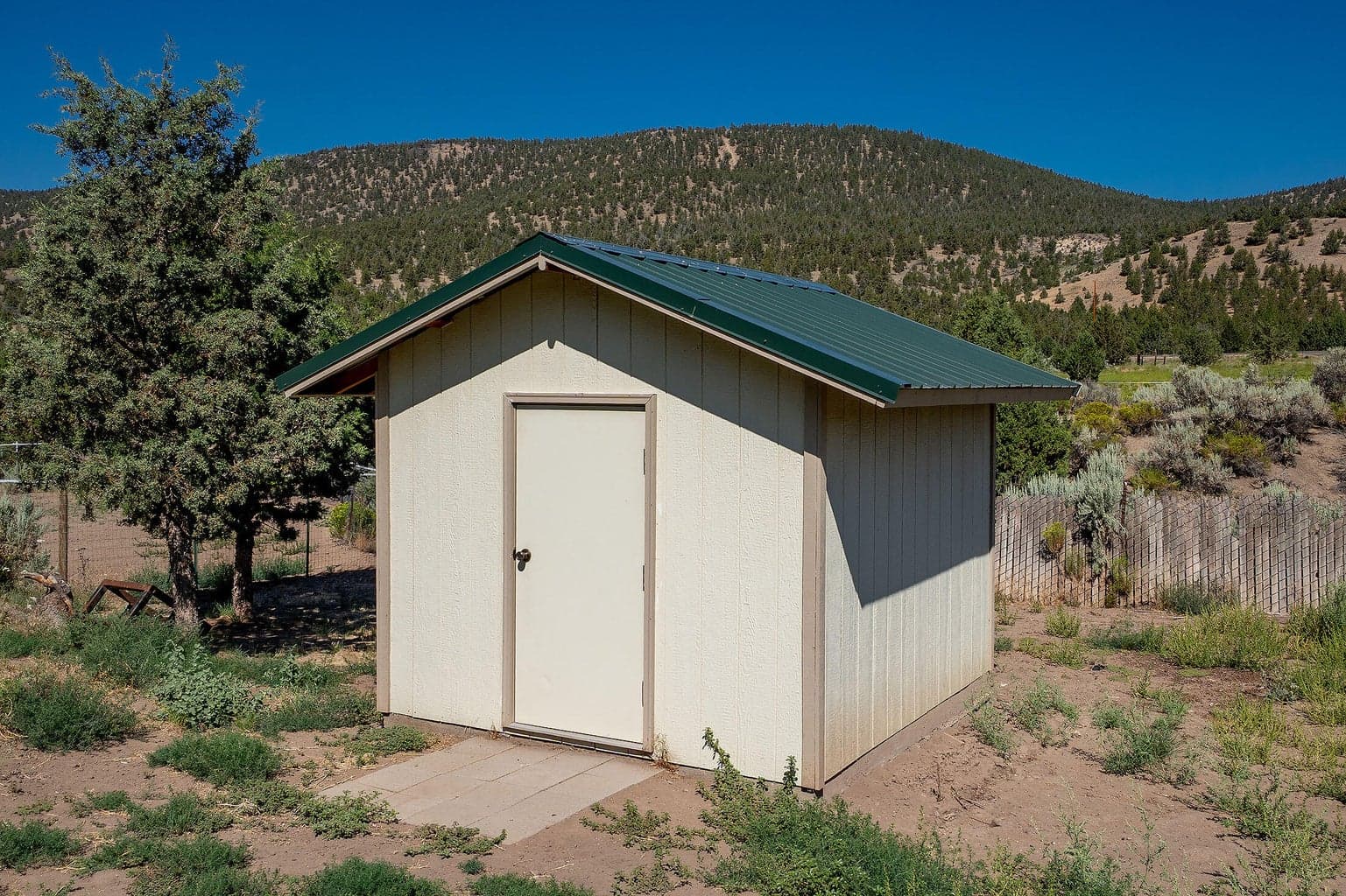 Newer well pump house w/newer 80 gal pressure tank