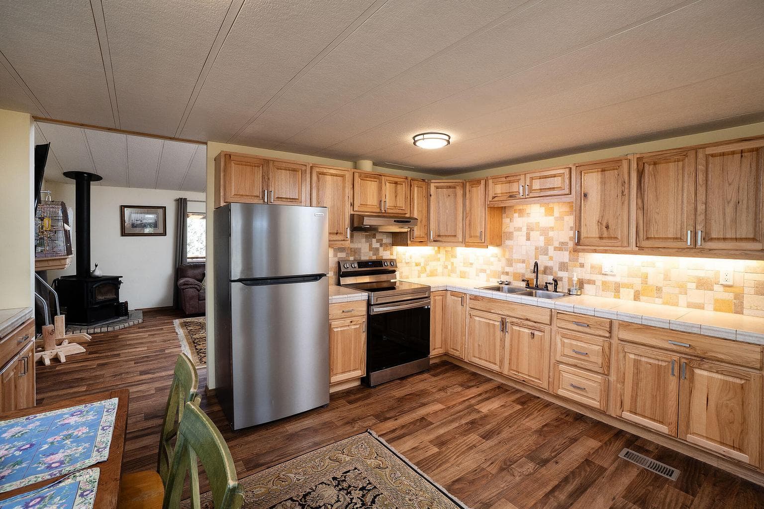 Fully updated kitchen w/SS appliances, tile counters, backsplash & hickory cabinets