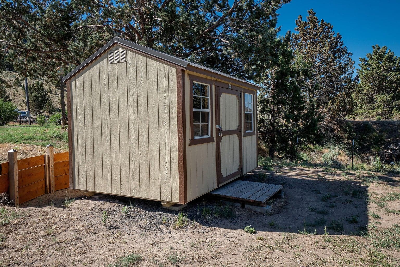 Storage shed w/windows