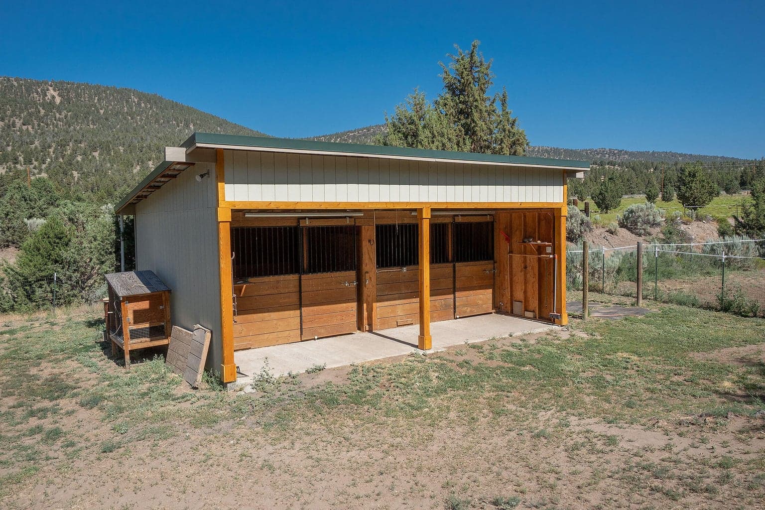 2 stall barn w/water & power