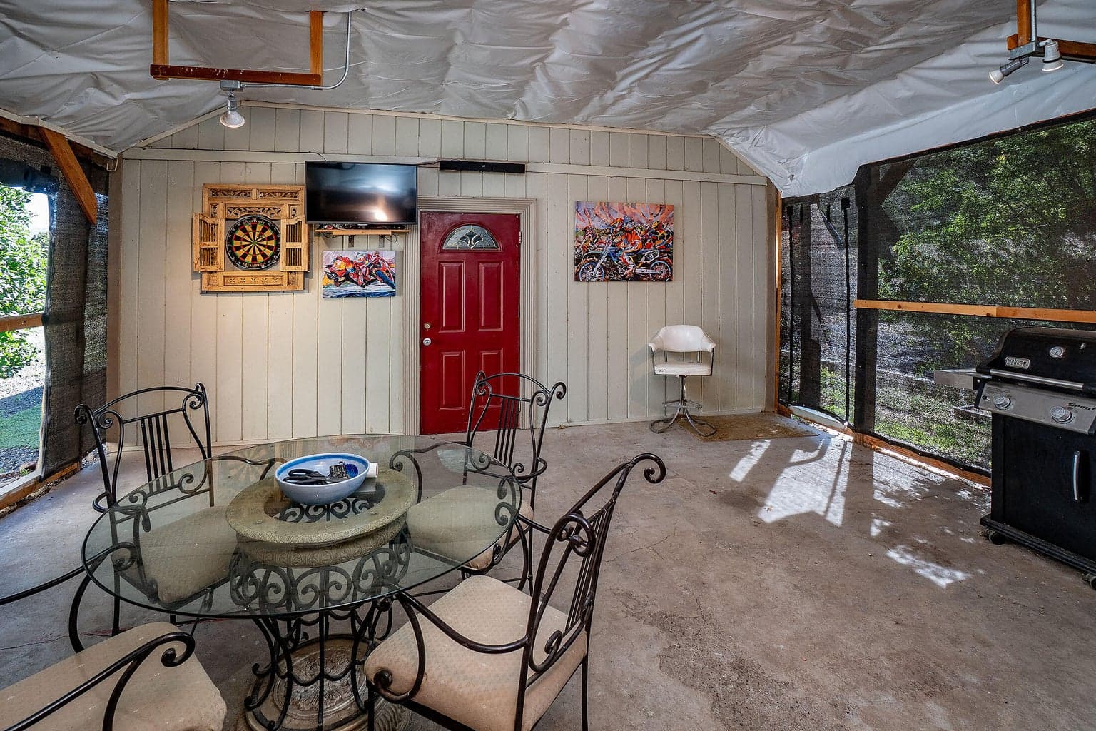 screened in porch area off garage/carport