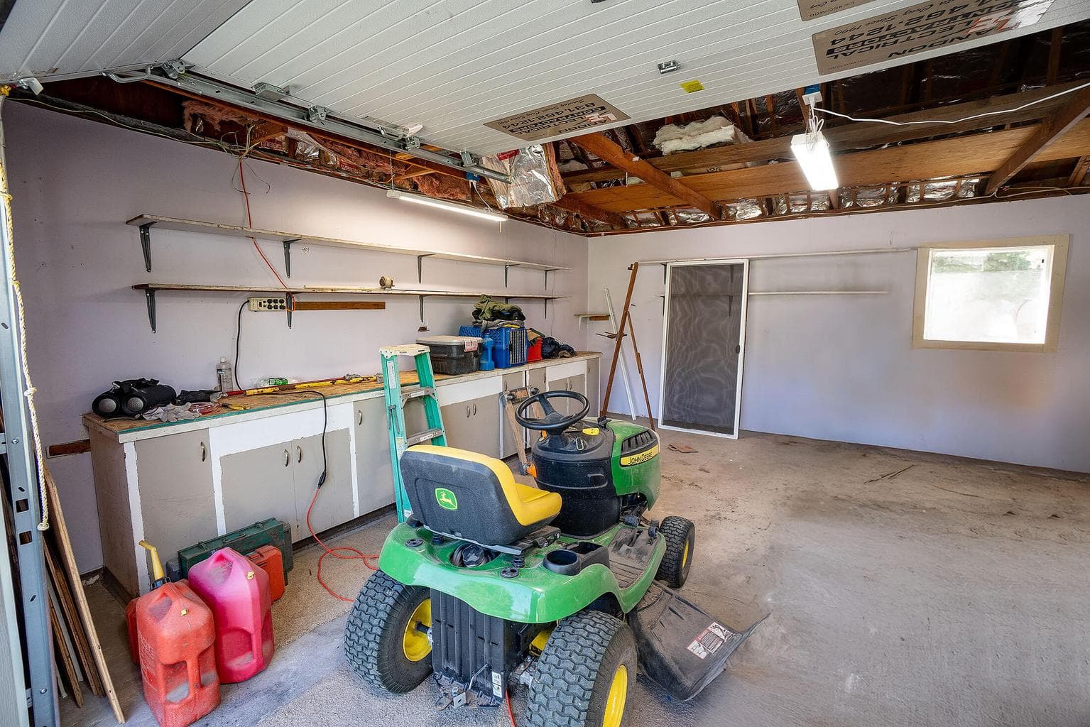 Single car garage w/roll up door