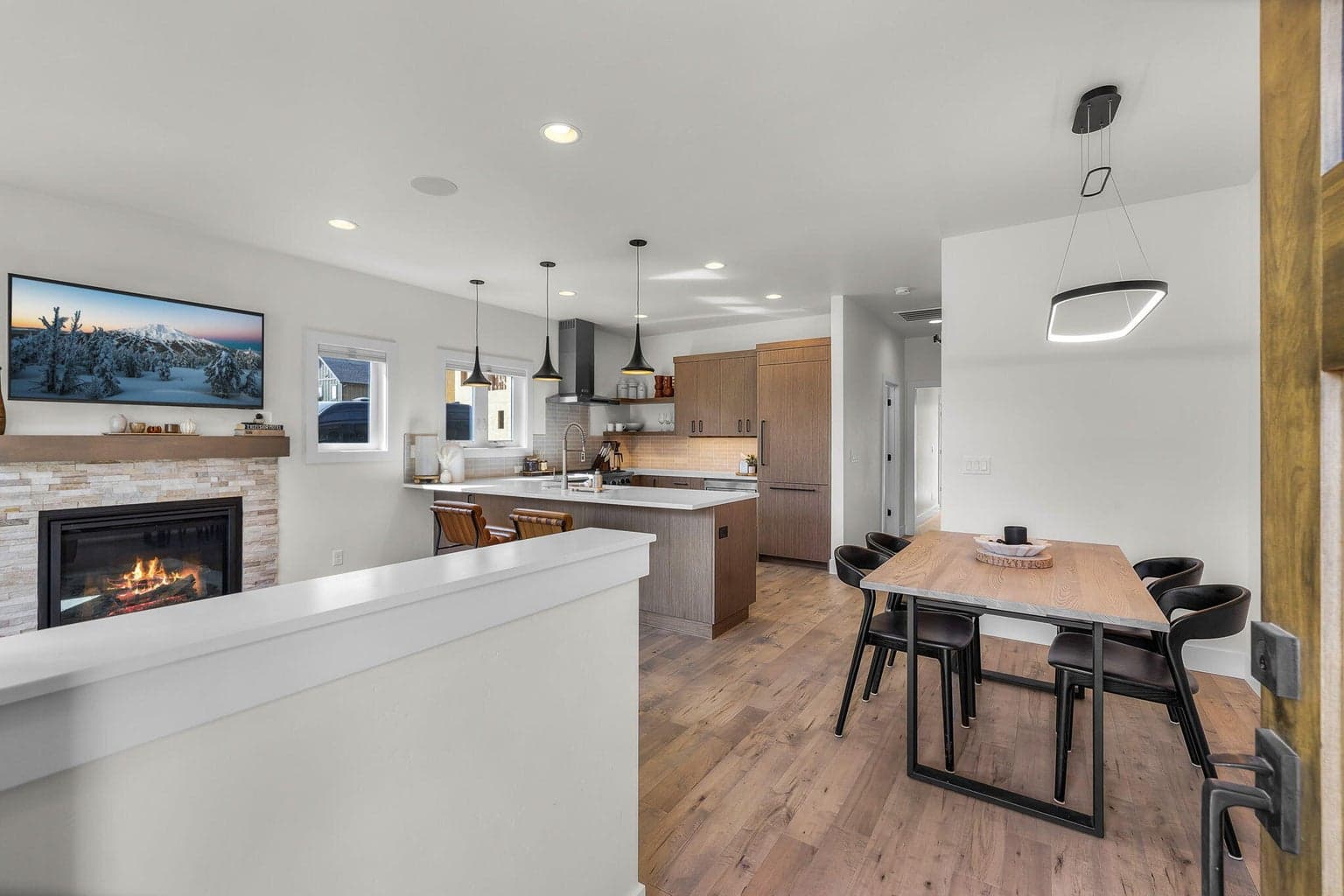 Photo of 61301 Howe 3 of 31