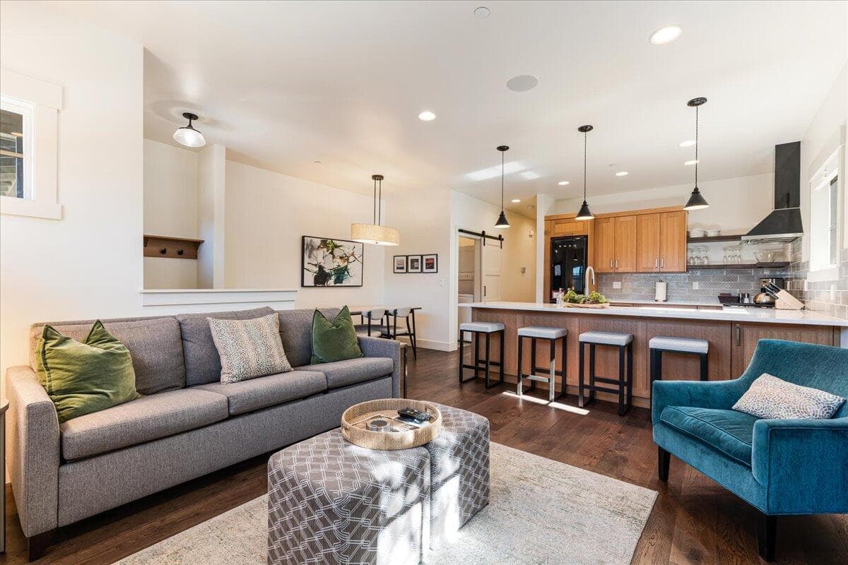 Photo of 61273 Tetherow Drive 6 of 38