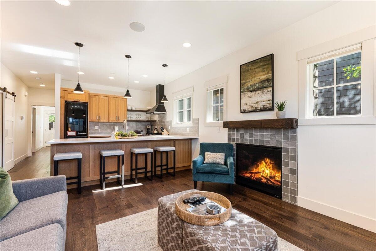 Photo of 61273 Tetherow Drive 7 of 38