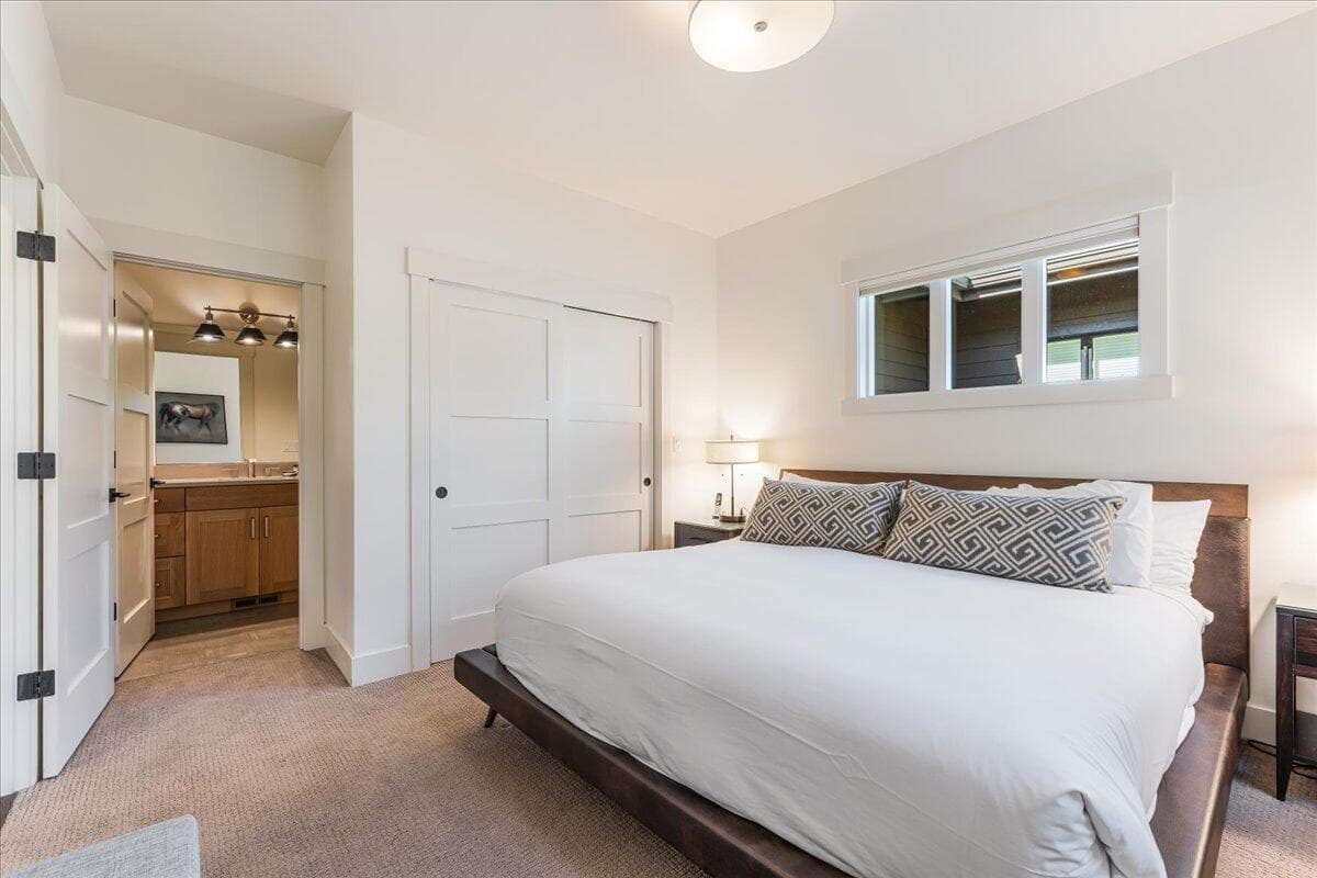 Photo of 61273 Tetherow Drive 19 of 38