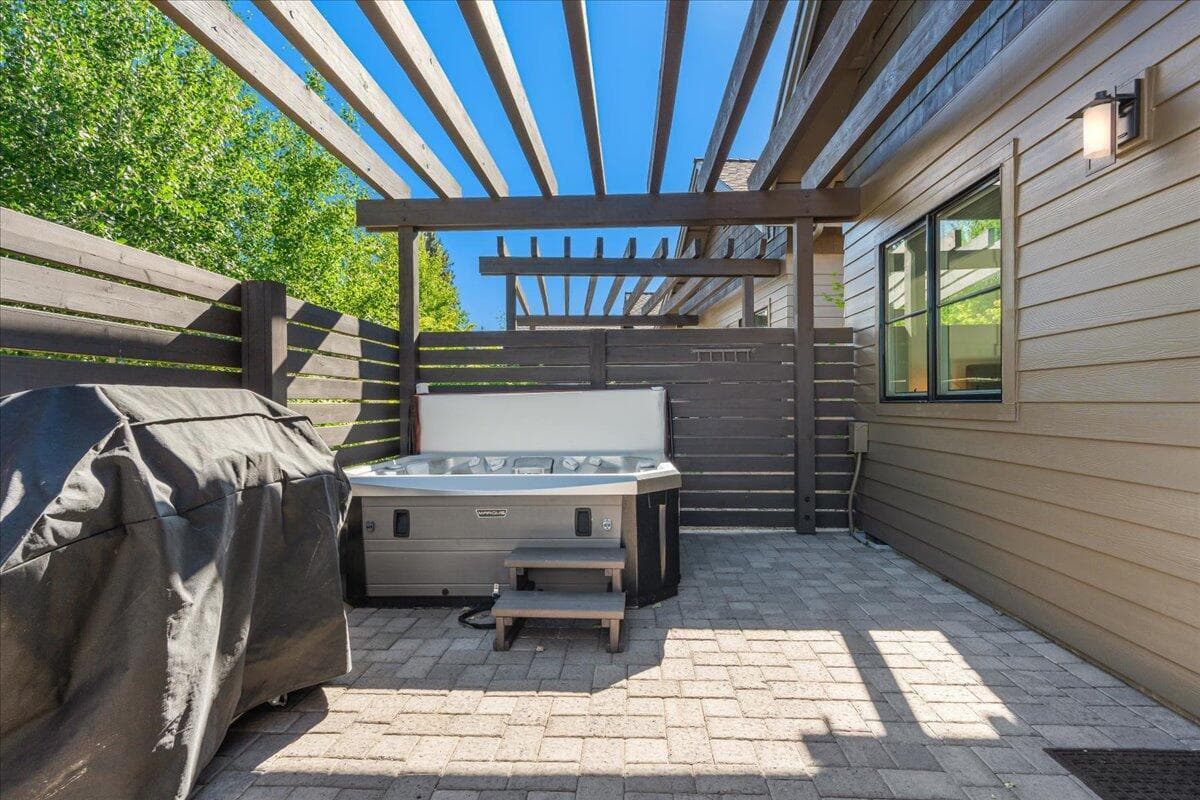 Photo of 61273 Tetherow Drive 25 of 38