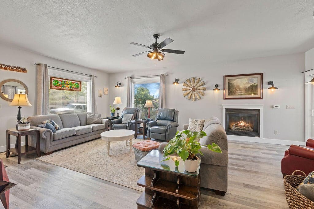 Photo of 1391 NE Del Norte Avenue 7 of 33