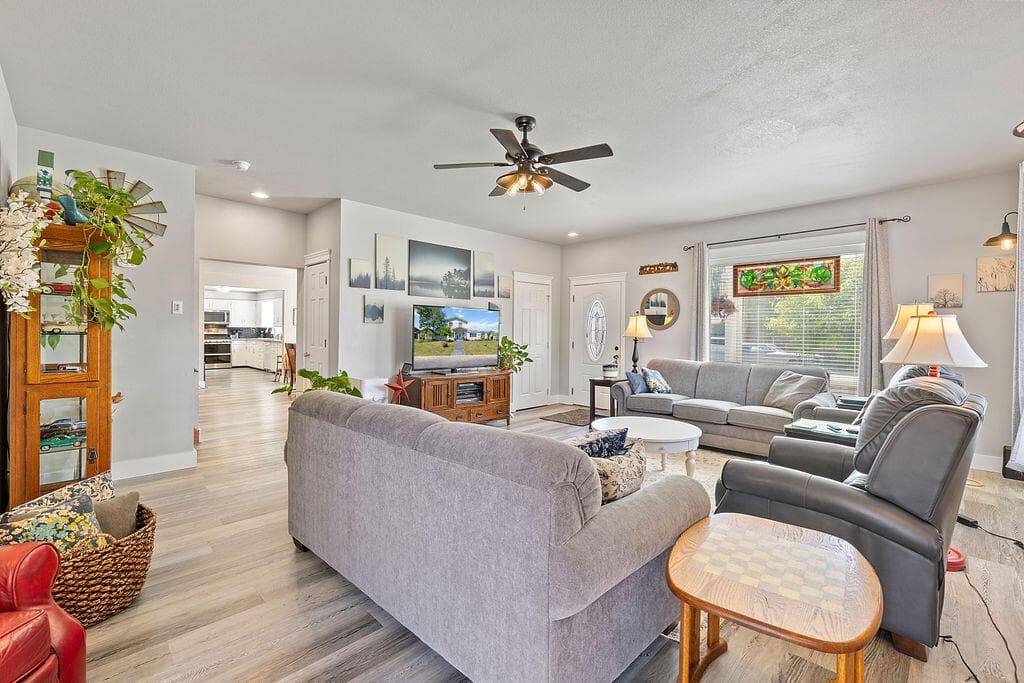 Photo of 1391 NE Del Norte Avenue 8 of 33