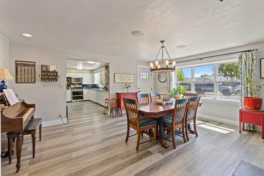 Photo of 1391 NE Del Norte Avenue 9 of 33