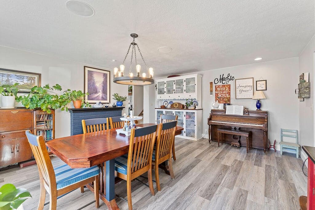 Photo of 1391 NE Del Norte Avenue 10 of 33