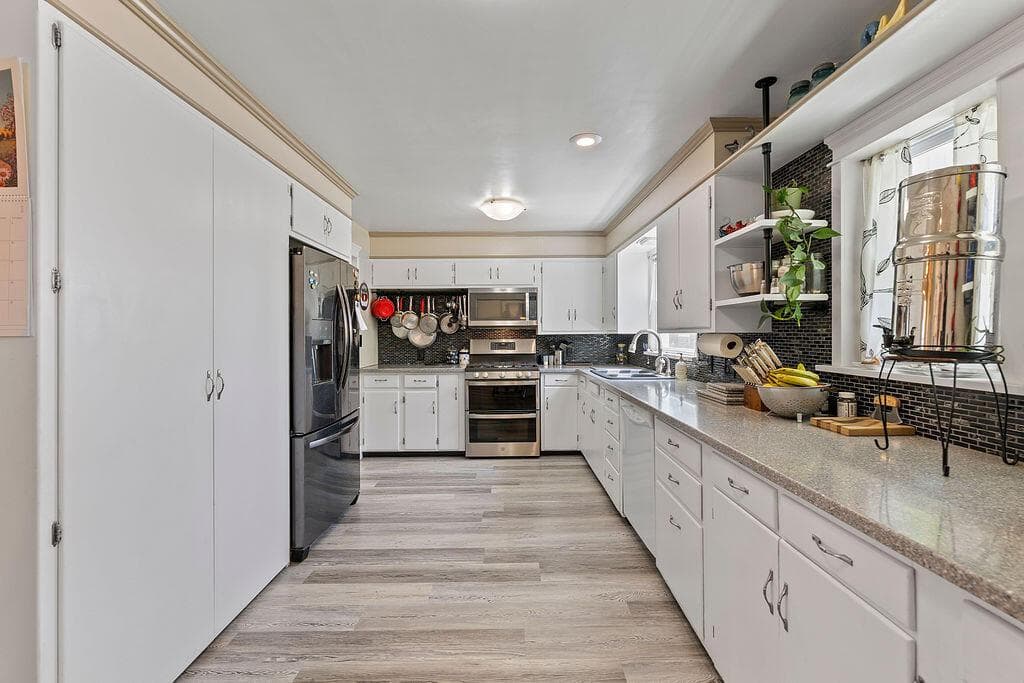 Photo of 1391 NE Del Norte Avenue 11 of 33