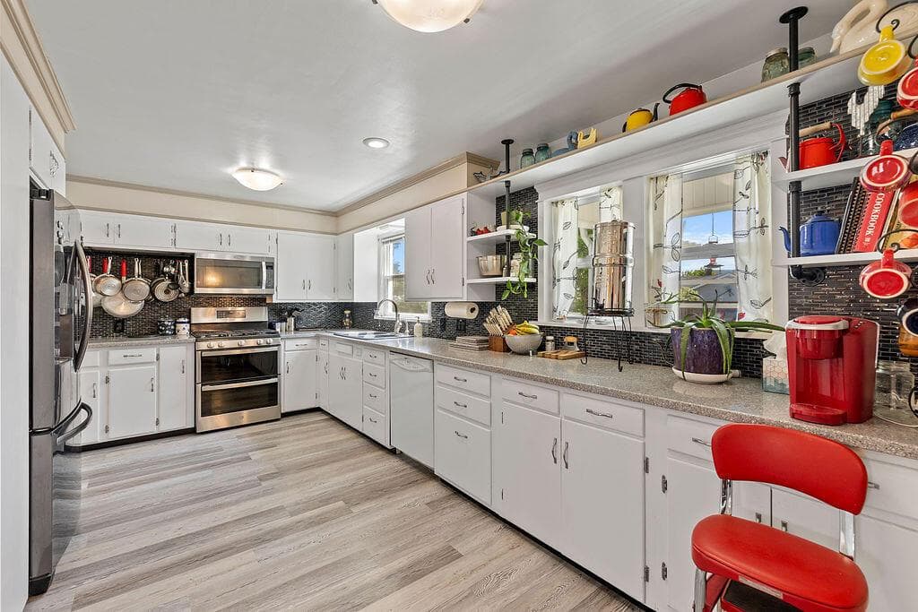 Photo of 1391 NE Del Norte Avenue 12 of 33