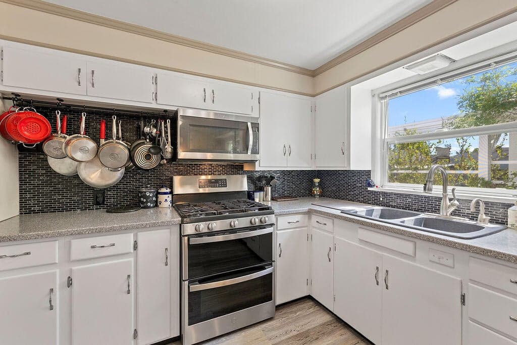Photo of 1391 NE Del Norte Avenue 13 of 33