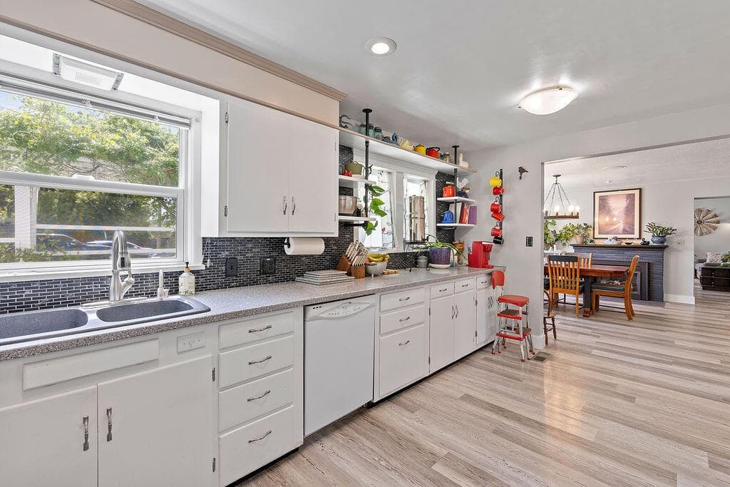 Photo of 1391 NE Del Norte Avenue 14 of 33